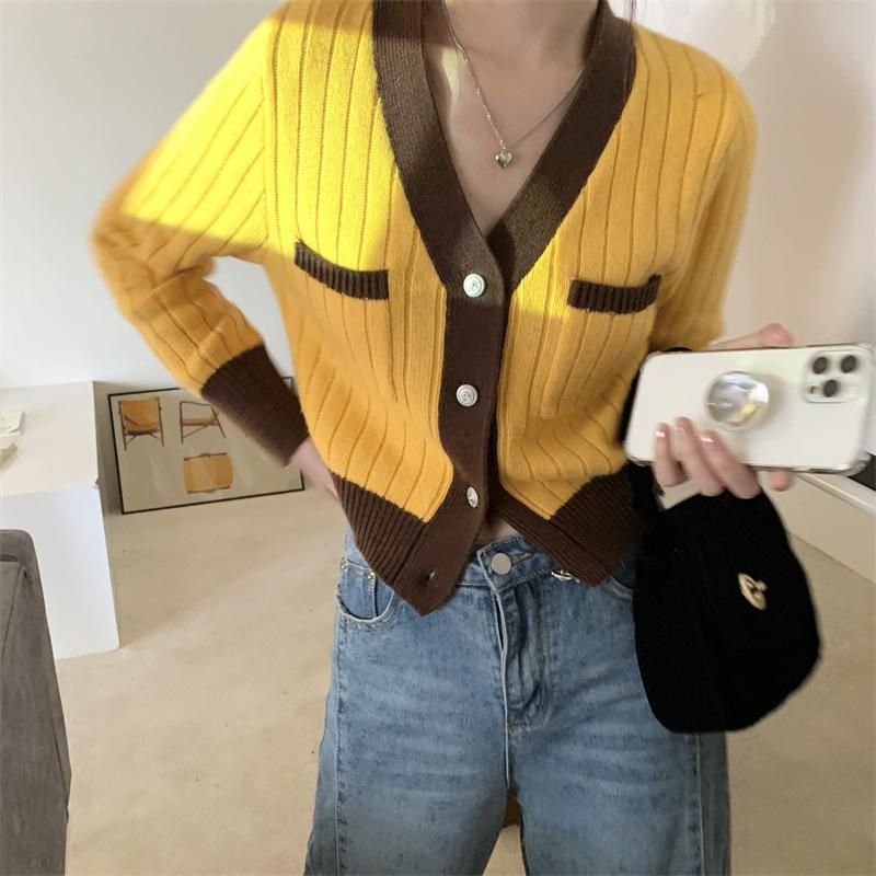

Sweet wind V-neck contrasting color knitted cardigan women s short knitted sweater autumn design sense thin sweater jacket one size fits all
