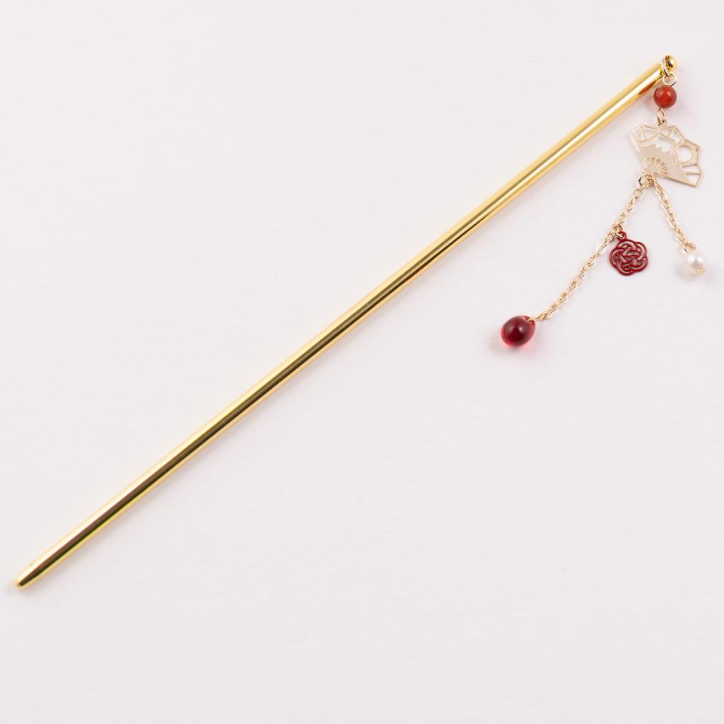 A 15cm gold hair ornament featuring a fan depicting Mount Fuji and adorned with a chain featuring small mizuhiki A lovely piece that evokes a sense of