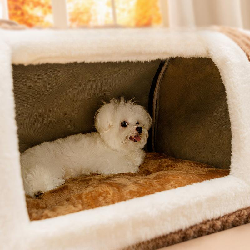 Braunes dreidimensionales, gebogenes Haus mit Bärenohren für kleine Hunde und Katzen im Herbst und Winter. Warme Zwinger und Katzenhäuser für Haustiere