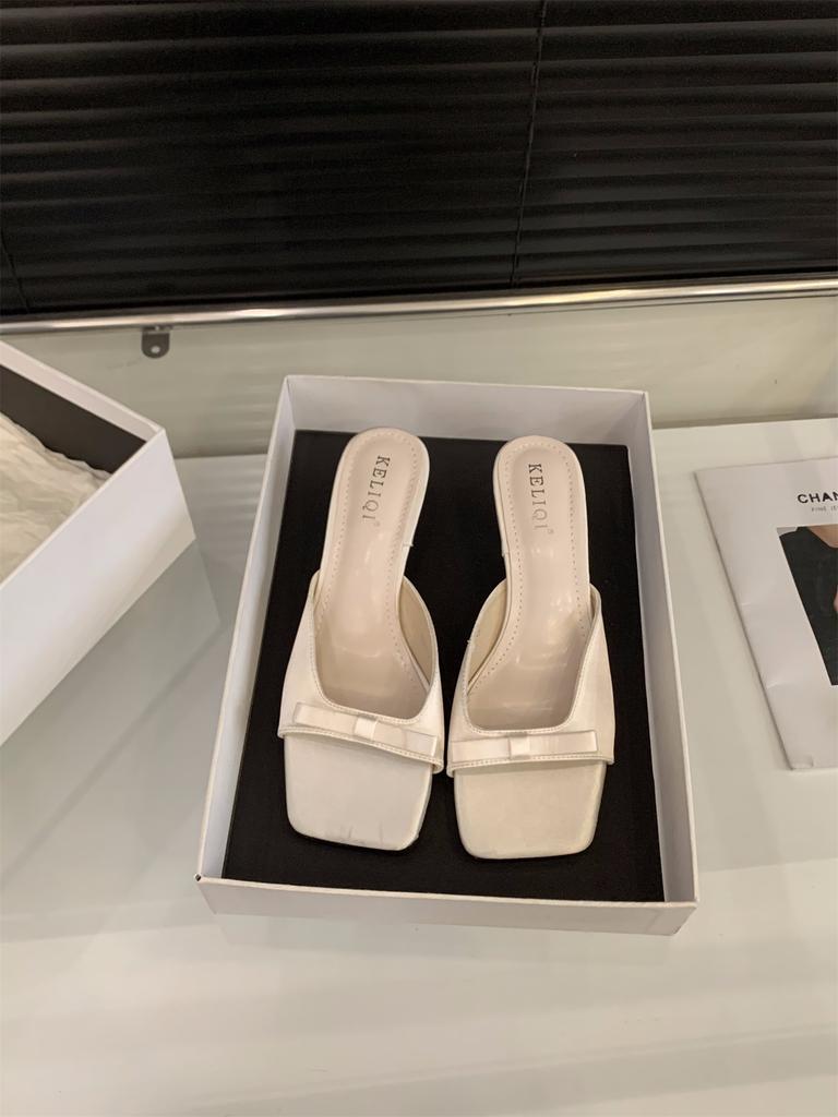 Dicker Absatz High Heels Französische kleine coole Slipper Feenschuhe Oberbekleidung 2025 Sommer Temperament Satin Schleife Sandalen