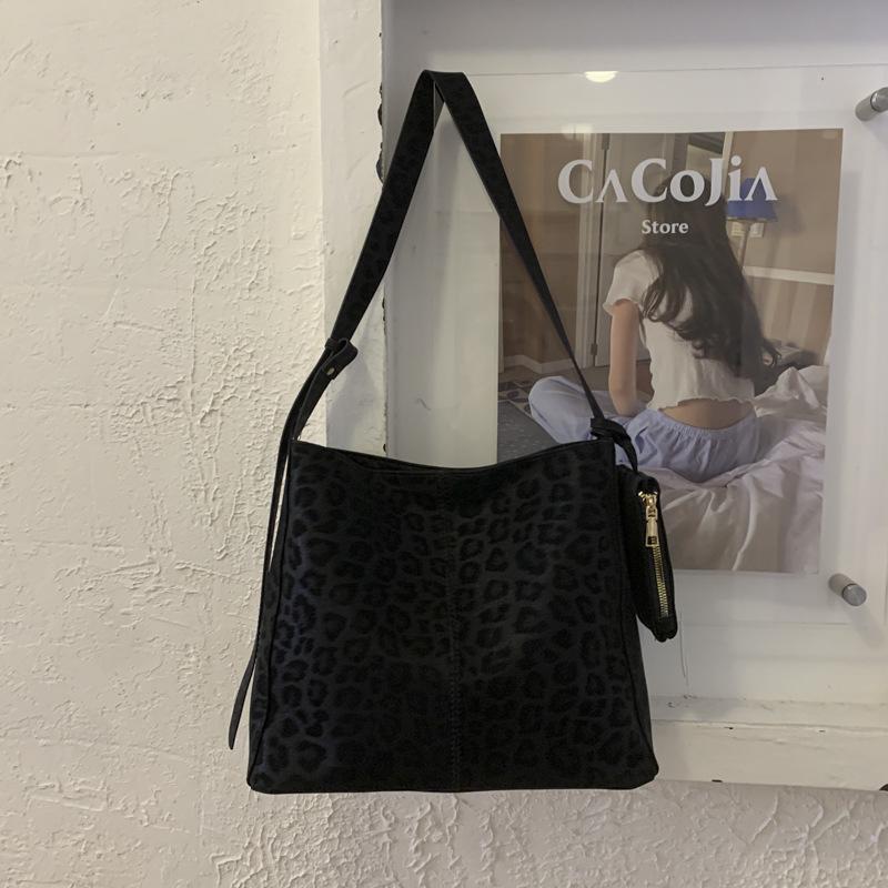 

2025 new autumn and winter high-value textured matte women s bag bucket bag tote bag large-capacity bag commuter bag чорний