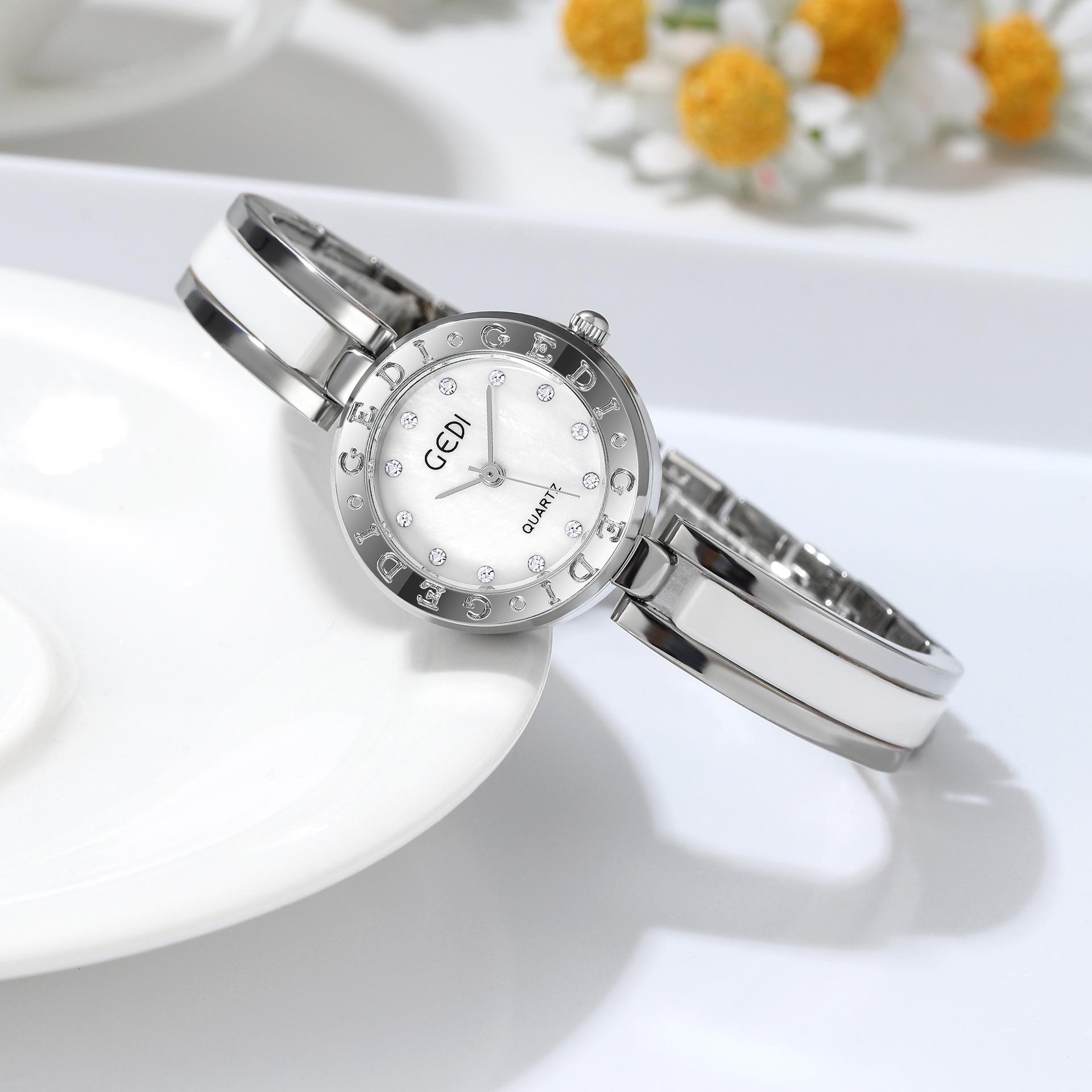 

Gedi Retro Minimalist Women s Quartz Watch - Elegant Alloy Bracelet Design