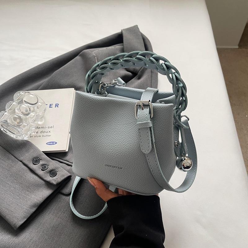 Модная плетеная ручная сумка-ведро — фото 7