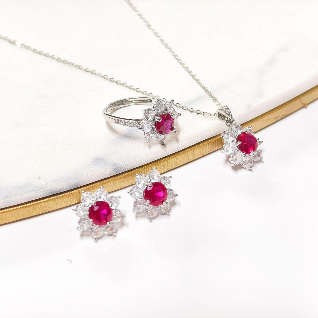 Gesi En Starry Radiance Retro Set: Petal-Inlaid Red Zircon Earrings, Ring & Pendant.