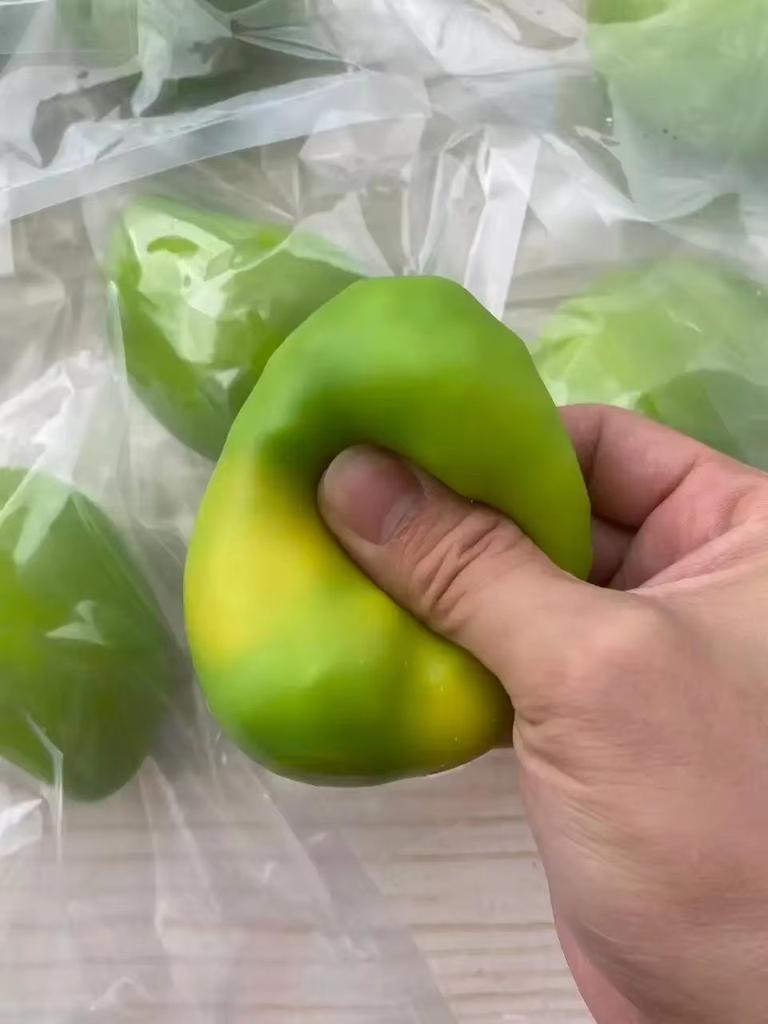 Handmade Mango Stress Ball Squeeze Temperature Variation Color-Changing Mango Squishy Fidget Ball Asmr Sensory Stress Relief Toy