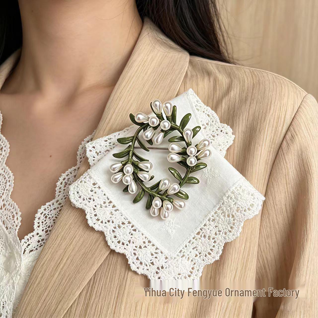 International Fashion Faux Pearl Wreath Brooch - Round Corsage Pin with Baked Paint Finish 18K зелёный