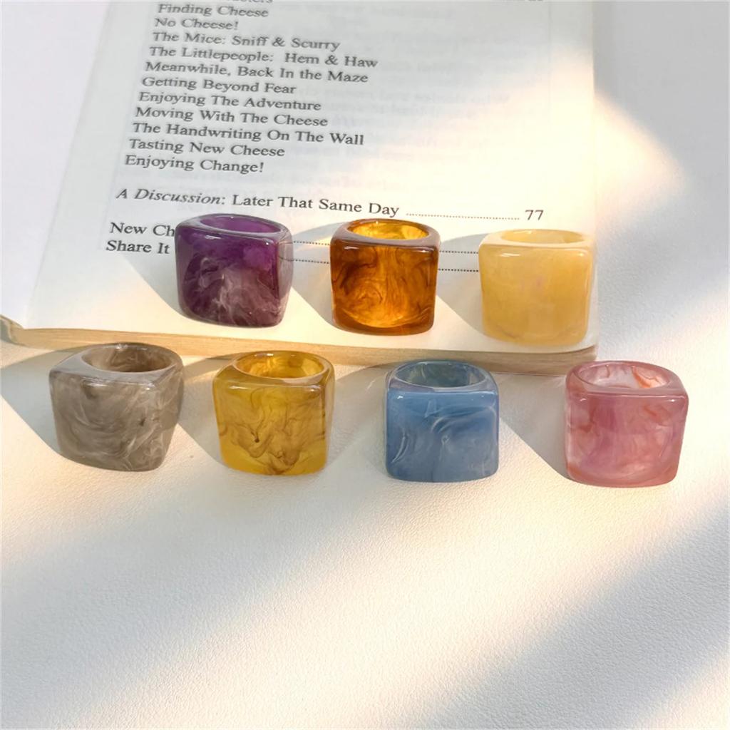 New Vintage Trendy Large Finger Rings For Women Exaggerated Amber Color Resin Temperament Geometric Finger Ring Punk Jewelry