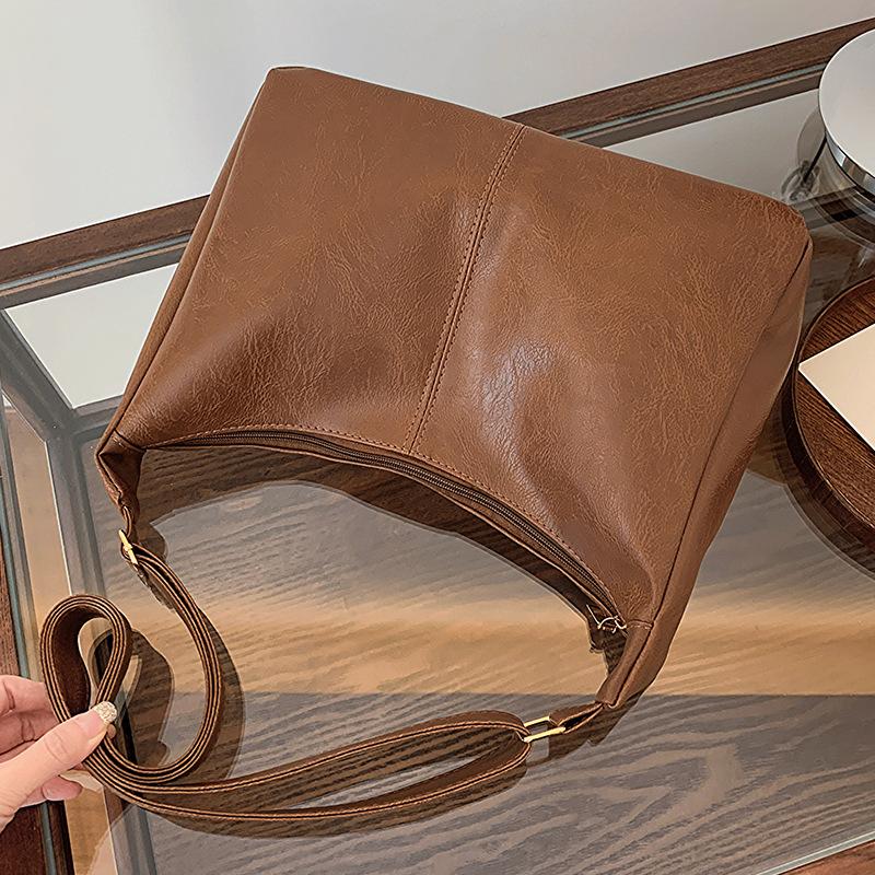 Autumn and Winter Retro Large Capacity Bag for Women New Style Student Commuting Tote Bag Casual Versatile Crossbody Bag