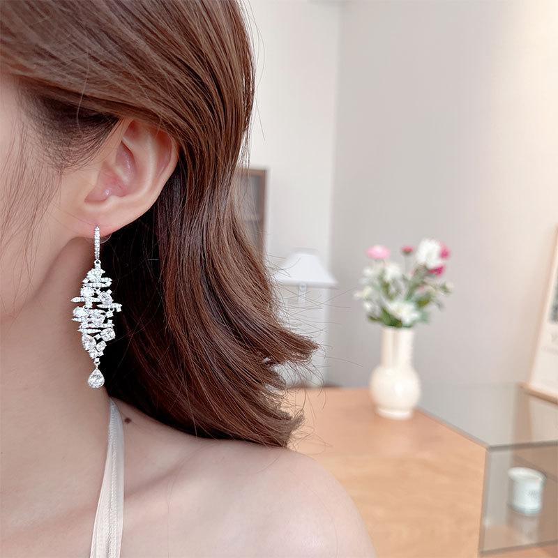 SUYU Women's Light Luxury Design Long Fashionable Tassel Water Droplet Earrings Elegant And Versatile Niche Design Earrings