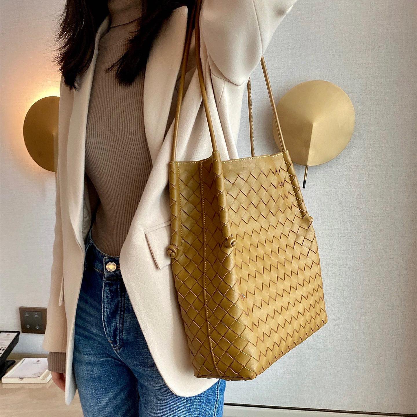 

Женская сумка через плечо из натуральной плетеной коровьей кожи - художественный дизайнерский стиль с тонким ремешком 29x10.5x32 cm