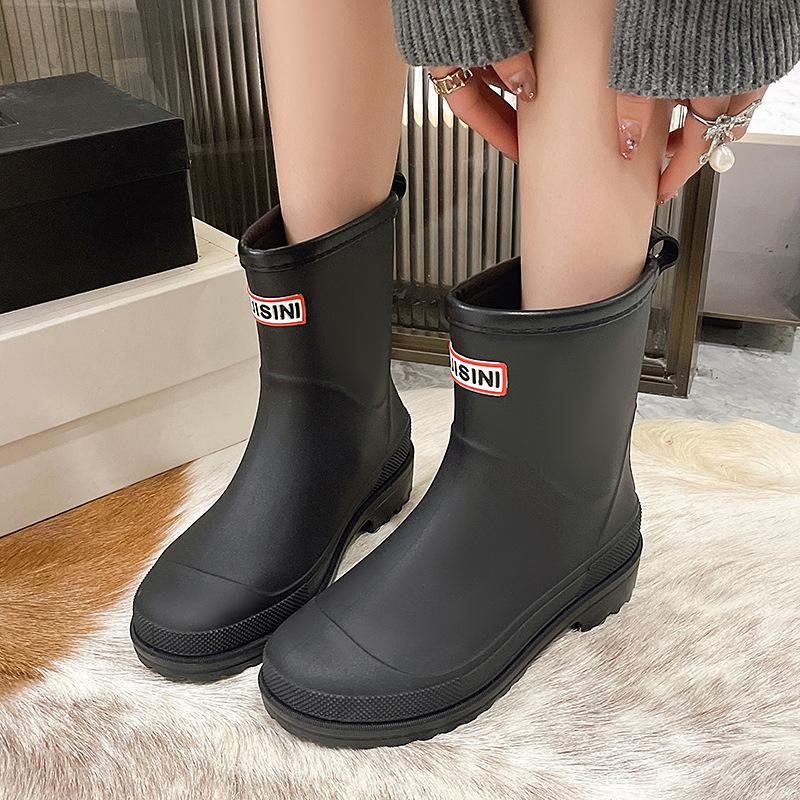 

Medium tube water shoes women s new fashion non-slip short tube rain shoes warm rain boots wear water boots rubber shoes 36 чорний