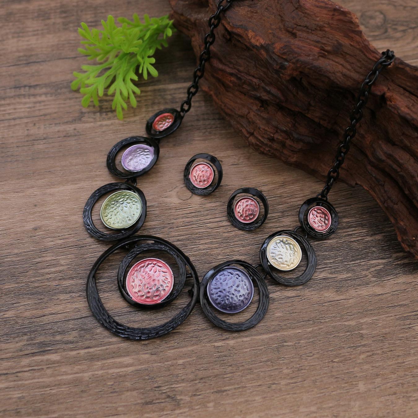 

Новый эмалевый цвет полый круглый набор серег-пуссетов и ожерелья, женское преувеличенное кольцо-ожерелье цвета оружейной стали.