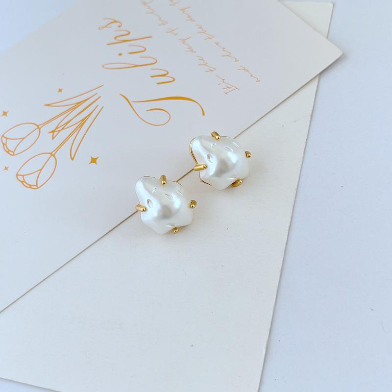 

Винтажные серьги-пусеты с барочным жемчугом - Минималистичный дизайн класса люкс