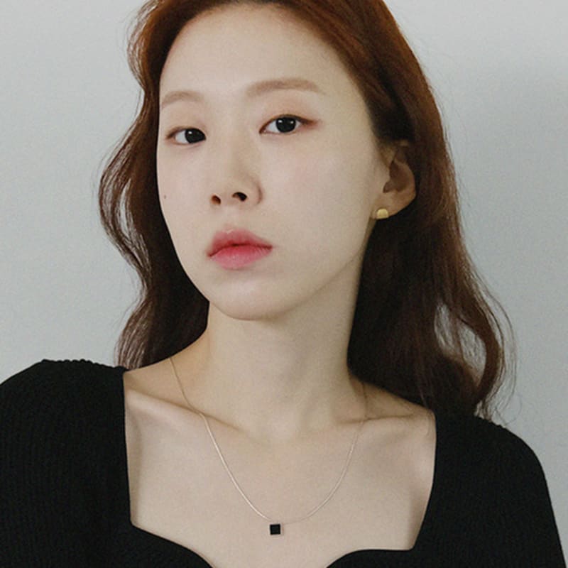 Pinaf Square Necklace _ Black & Red