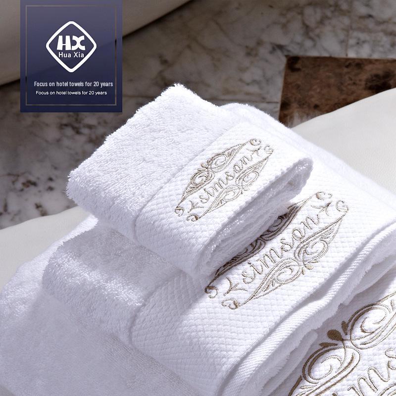 Platinový saténový pruhovaný vyšívaný ručník na obličej a osuška - Šetrný k pokožce pro hotely a salony