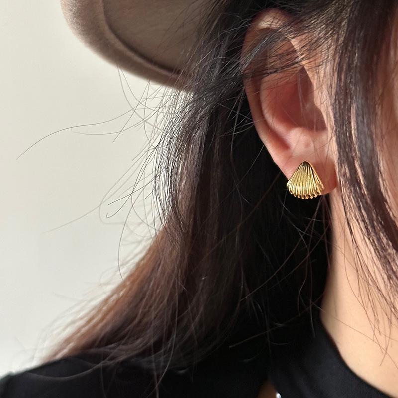 Dámské náušnice Retro Zlaté Vějířové Mušlové Náušnice Dámský Niche Design Senior Smysl pro Náušnice 2025 Nová Móda Lehký Luxusní Příliv