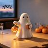 Dekorationsobjekt für den Innenbereich Niedliche Geister-Halloween-Figur mit leuchtendem Kürbis Harz Nacht-Schreibtischdekoration Tischdekoration Lustige Dekoration für