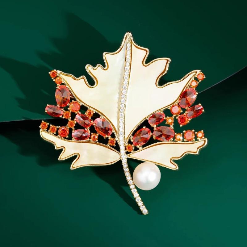 Broche Feuille d'Érable, Charme Féminin Haut de Gamme et Luxueux, Broche Imitation Perle, Épinglette de Costume Exquise et Tendance