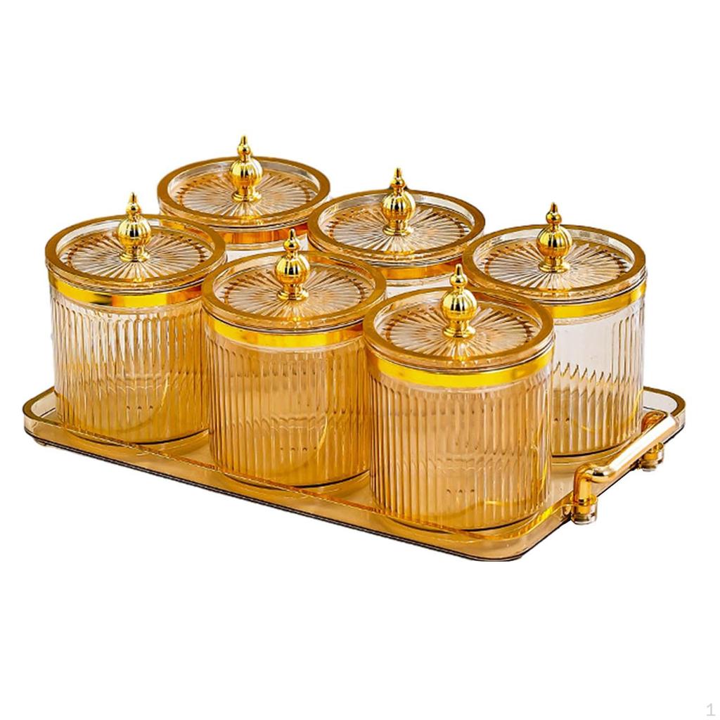 Tellerset mit Trockenfrüchten und Nüssen und abgedeckten Schüsseln