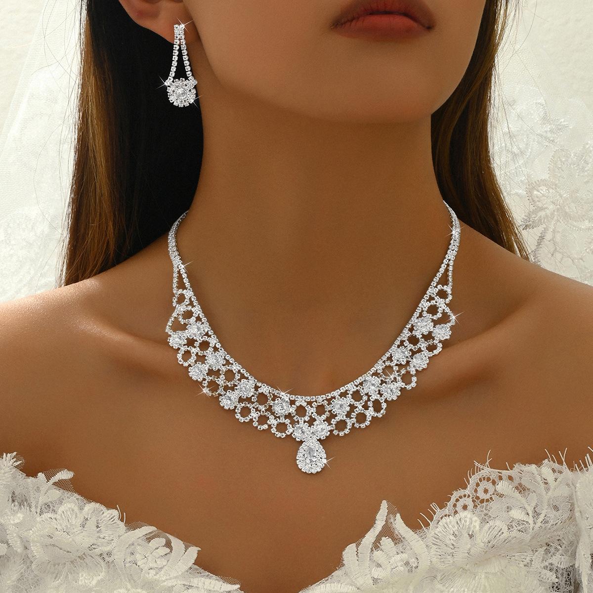 

Diamond-Encrusted Water Drop Fringed Necklace Set, High-End Heavy Industry Collarbone Chain, Retro Dress Item.