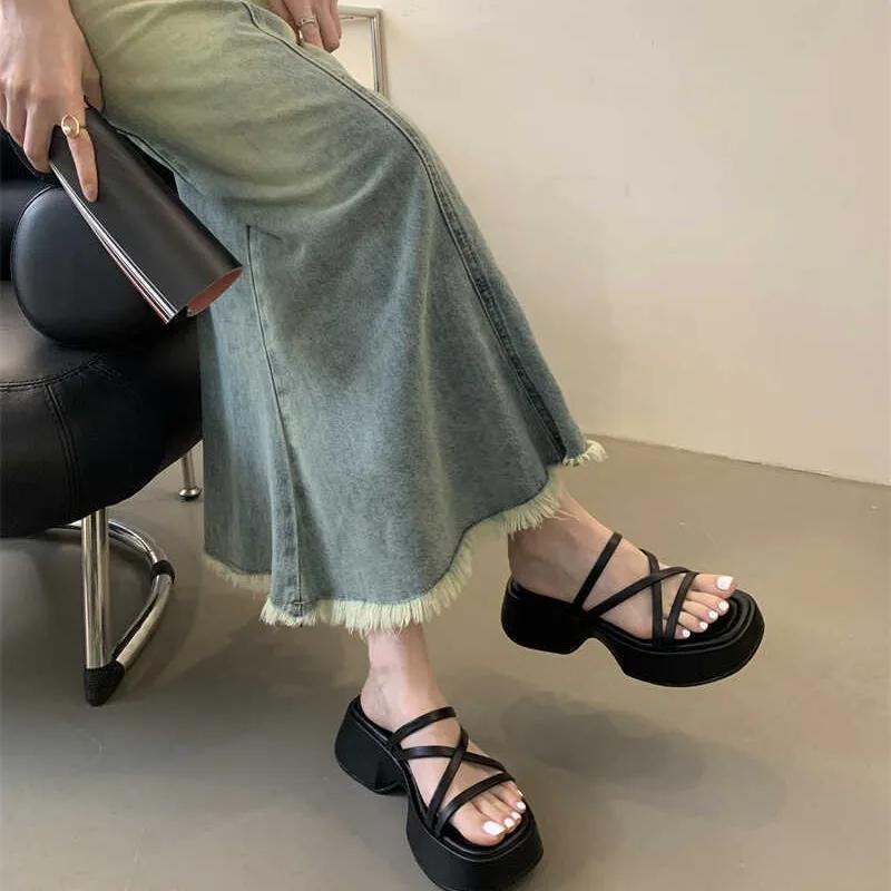 Muffin Thick Sole Flip-flops Women's Shoes Wear 2025 New Summer Black Korean Version of Small Flip-flops Sandals