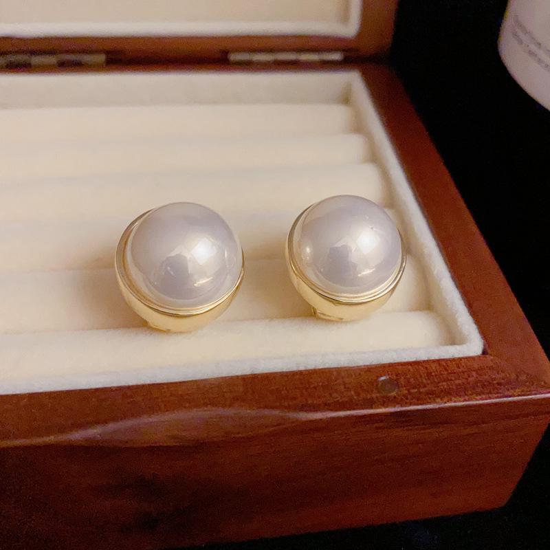 Elegant S925 Silver Pearl Stud Earrings - Simple & Luxurious Design