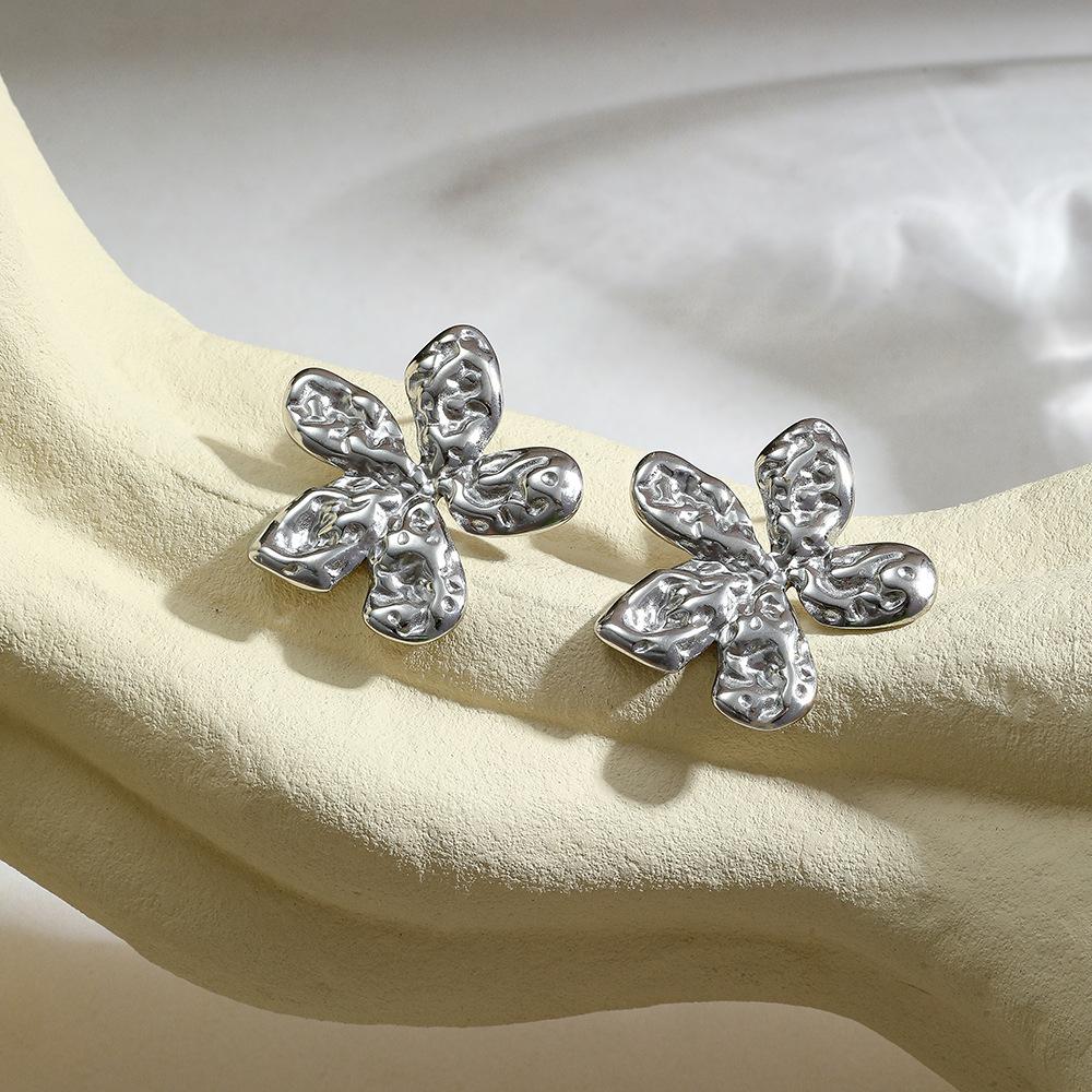 Digadagu Metal Hammered Flower Stud Earrings New Stainless Steel Classic Earrings Women s Daily Zircon Accessories медный