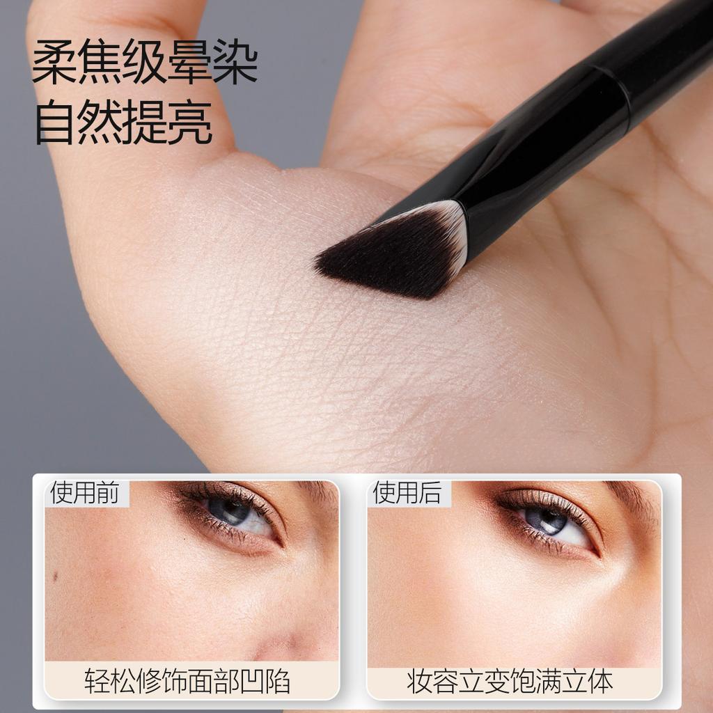 Small iron, concealer brush, highlight brush, oblique head, triangular grooming makeup brush, face brightening, tear groove brush, makeup brush.