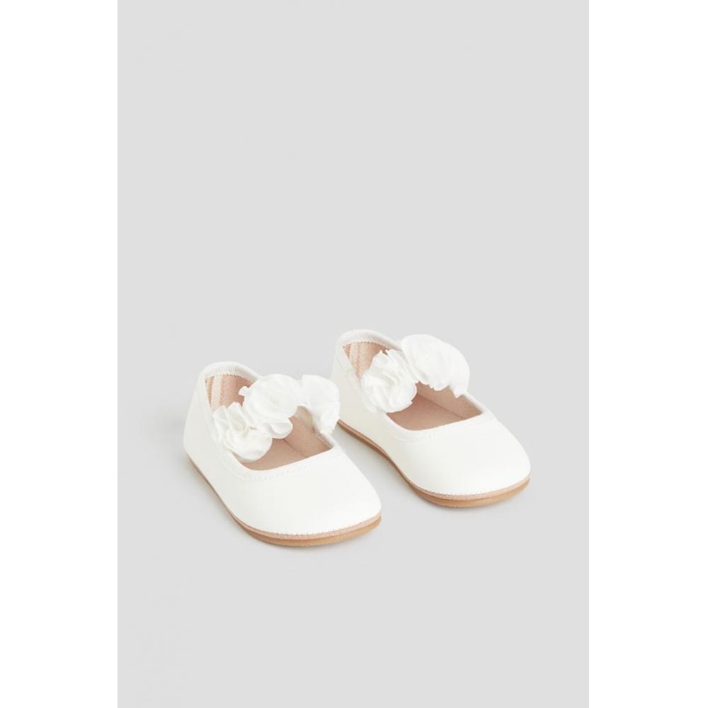 

Туфли на плоской подошве HM белые