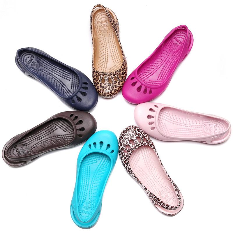 Sommer leichte Anti-Rutsch-Loch-Schuhe Clog für Damen Flache Unterseite Sandalen Krankenschwester Outdoor Strand Jelly
