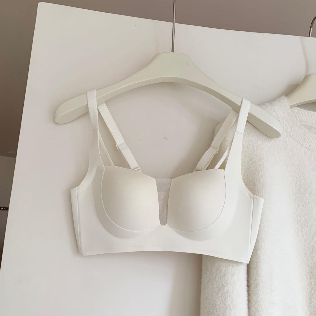 

Бюстгальтер с элегантными чашками Lift: Подчеркивает небольшую грудь, обеспечивая бесшовную, удобную поддержку без косточек и красиво собранную спинку. XL: 38/85ABC, 125-140 jin