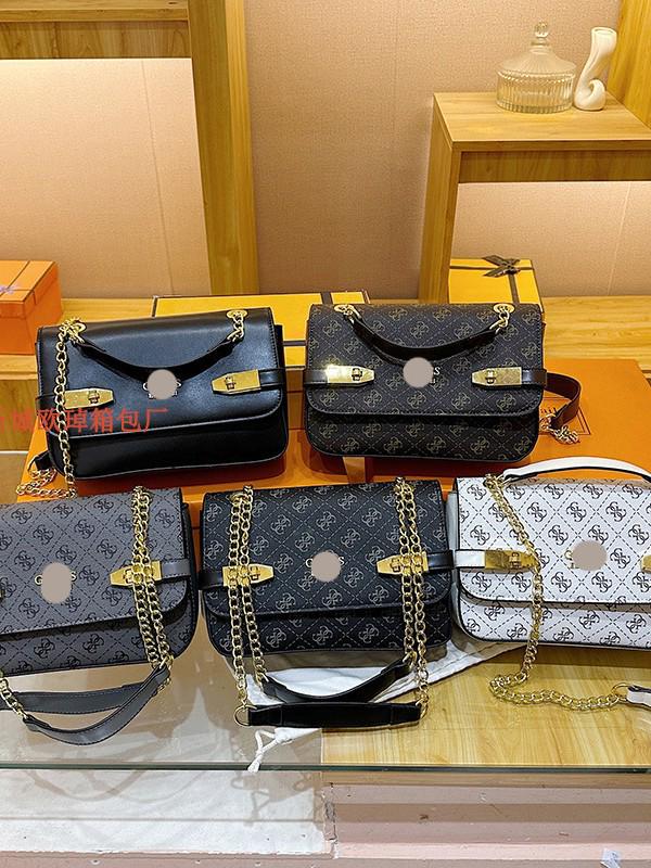 Platynowa Torebka na Ramię z Łańcuszkiem - Modna Mała Kwadratowa Damska Torebka z Teksturowanym Nadrukiem