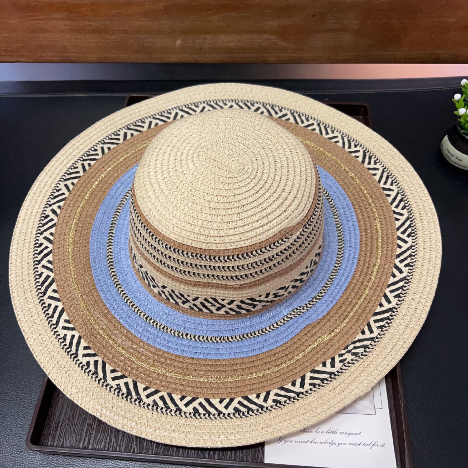 

Богемный этнический отпускной набор: Соломенные шляпы и женские летние дорожные сумки для защиты от солнца на морском побережье.