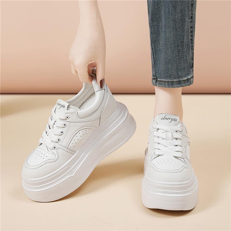 Black and white color matching casual board shoes increase the height of the four-season commuting versatile panda shoes, comfortable and fashionable 