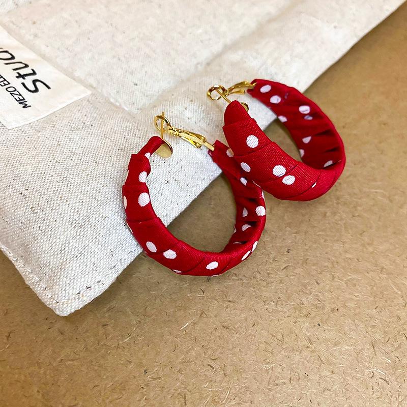 

Геометричні сережки-серця з полуницею та червоною емаллю: Елегантні ретро прикраси Срібна Голка