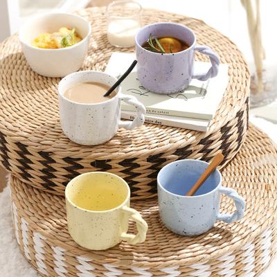 Kreativer Keramikbecher mit Spritzfarben-Twistgriff, cremefarbener Wasserbecher, Kaffeetasse, hochwertiger Frühstücksmilchbecher