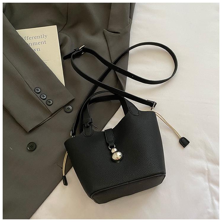 Korean High-end Sense Simple Niche Handbag Women's 2025 Summer New Versatile Lychee Pattern Messenger Bucket Bag