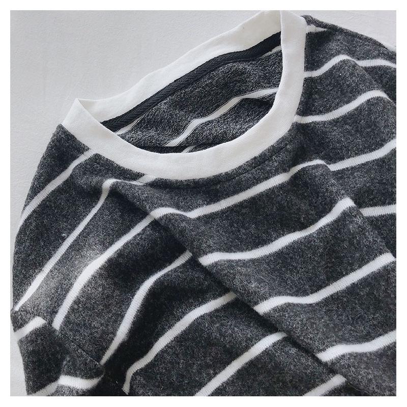 New striped long-sleeve round-neck T-shirt for women, spring and autumn 2026, stylish, loose-fitting, slimming base shirt
