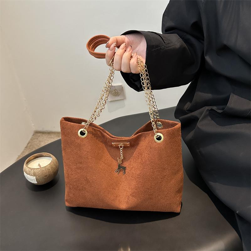 Winter Sophisticated Floral Charm Tote Bag - Modest Underarm Handbag with Subtle Chain Accents for Office Formal Events