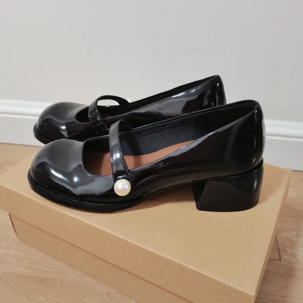 2024 New French Retro Patent Leather Light Mouth Mary Jane Women's Shoes Pearl Round Head Thick Heel with Black Single Shoes