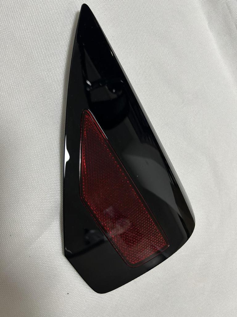 Kryt ozdobného panelu levého nabíjecího portu Tesla Model 3/Y (1448300, 1518783-00)
