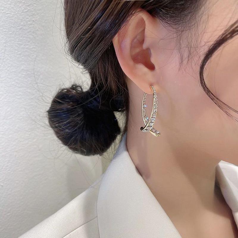 Niche Fishtail Earrings 2023: Trendy, Simple Studs for Women's Fashion