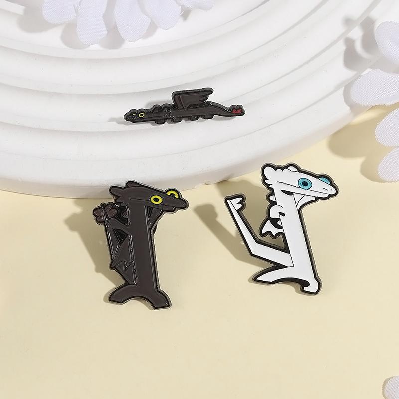 Cartoon Filmfigur Emaille Anstecknadeln Kundenspezifische Schwarz-Weiß Drachen Broschen Reversabzeichen Kleidung Tier Schmuck Geschenk für Kinder Freunde