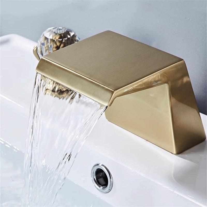 Robinet de salle de bain en or brossé Robinet de lavabo en laiton noir Robinets de lavabo en cristal Robinet à cascade chaude et froide à 3 trous Robinet d'eau