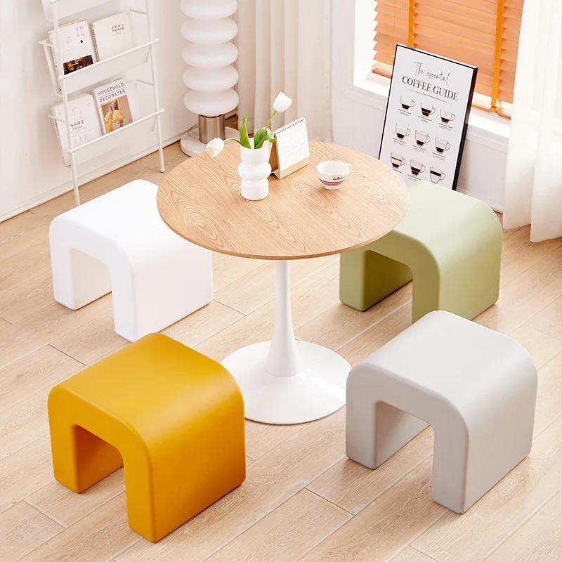 Moderne minimalistische kleine Hocker aus Kunststoff, Stühle, Couchtische, Beistelltische, Schuhhocker, Wohnzimmer, Balkon, Schlafzimmer, niedrige Hocker