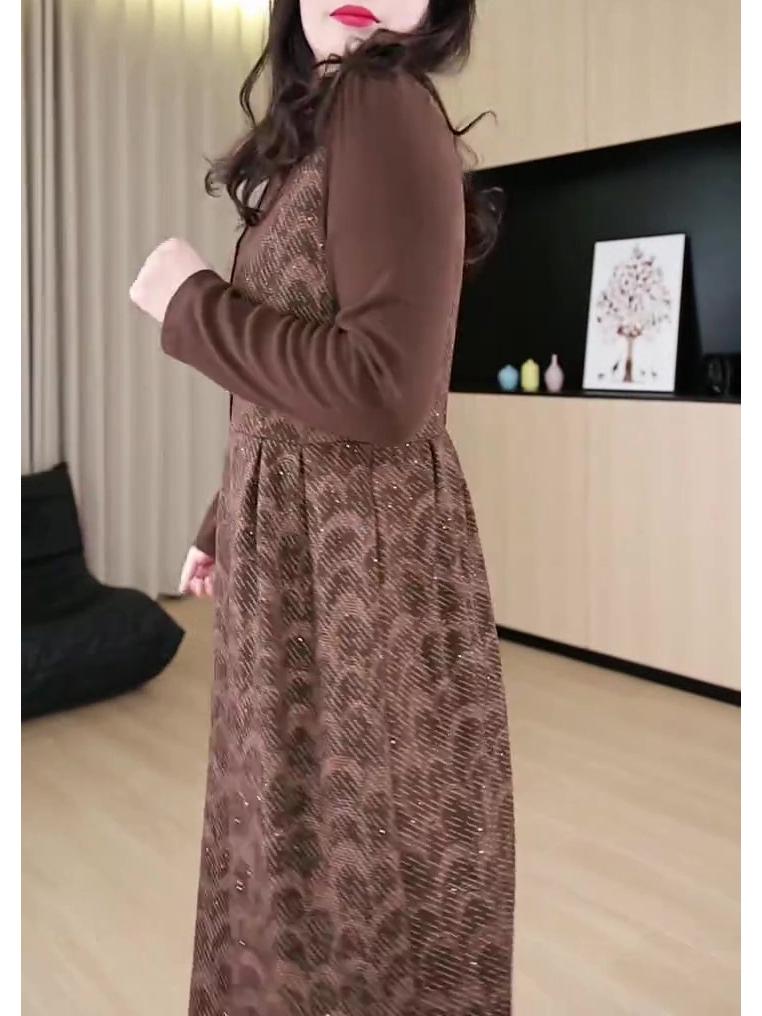 Klasické červené zeštíhlující šaty plus size pro ženy středního věku - Jarní kolekce