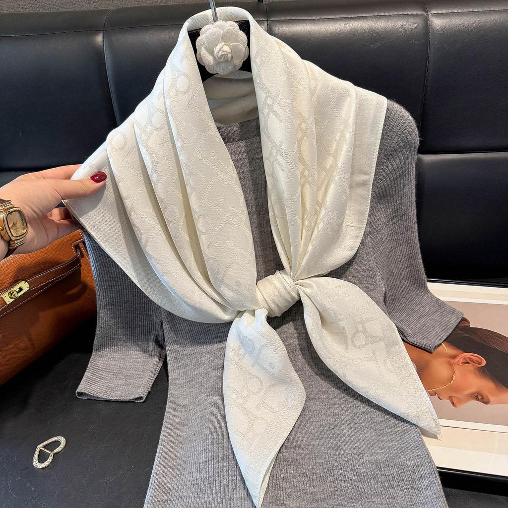 Módní a elegantní špičkový čtvercový šátek z umělého hedvábí Hedvábný šátek Písmeno D Tencel Bavlna Zlatý hedvábný šátek Šátek na hlavu Ženy