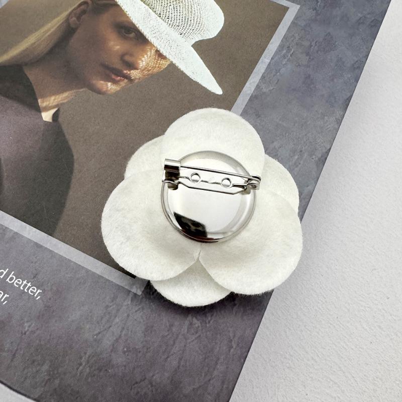 Women Vintage Temperament Imitation Wool Pearl Camellia Brooch Clothing Accessories