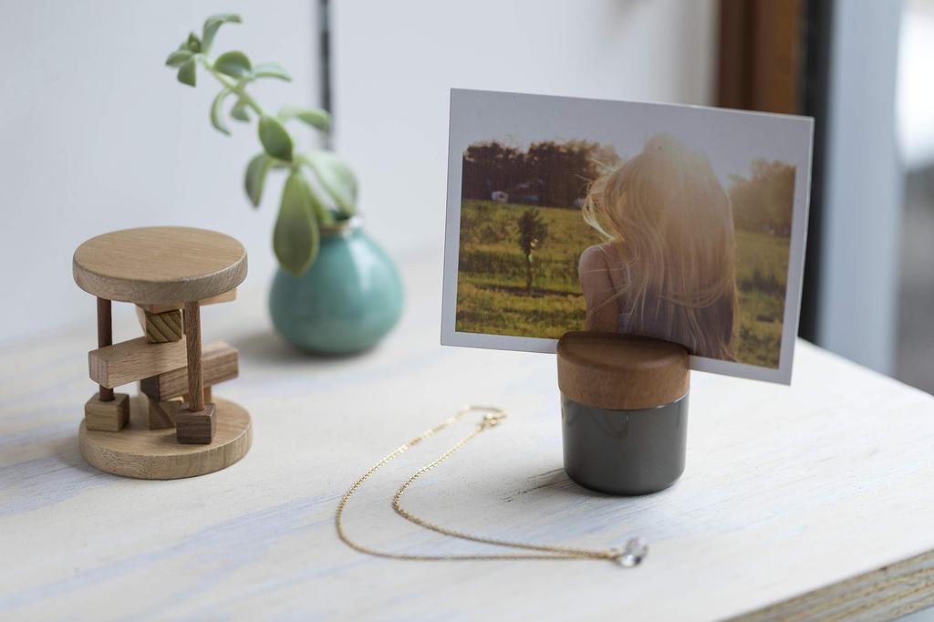 sotto Pictuary cylinder: A Buddhist altar accessory that gently complements your everyday life. Pictuary cylinder memorial box, photo stand (gold)