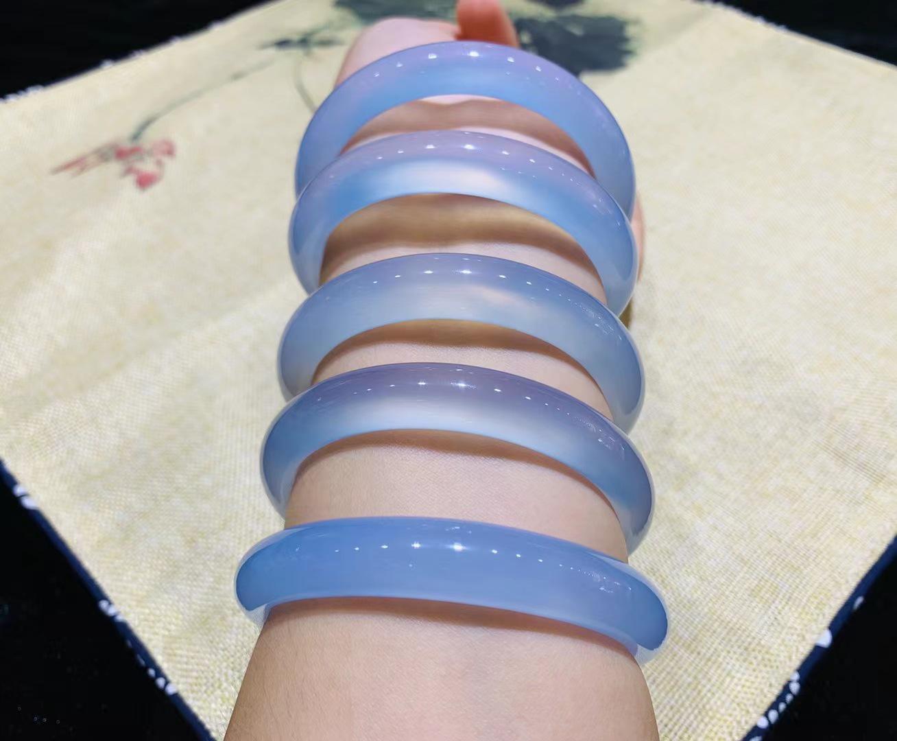 

Браслет из ледяного голубого халцедона: Женский нефрит в океанском стиле Model 62-63